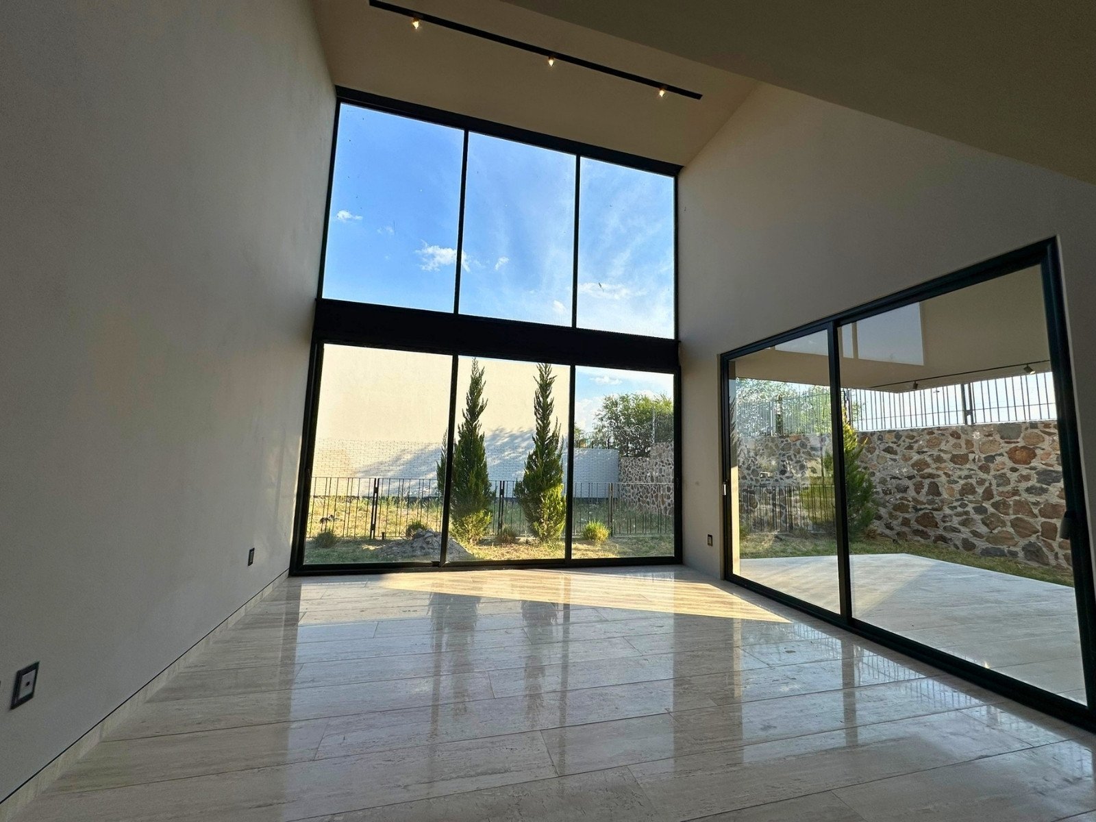 sala doble altura de casa en campanario norte, Querétaro.