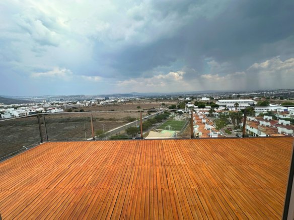 terraza amplia de departamento en Biosfera Towers Juriquilla, Querétaro.