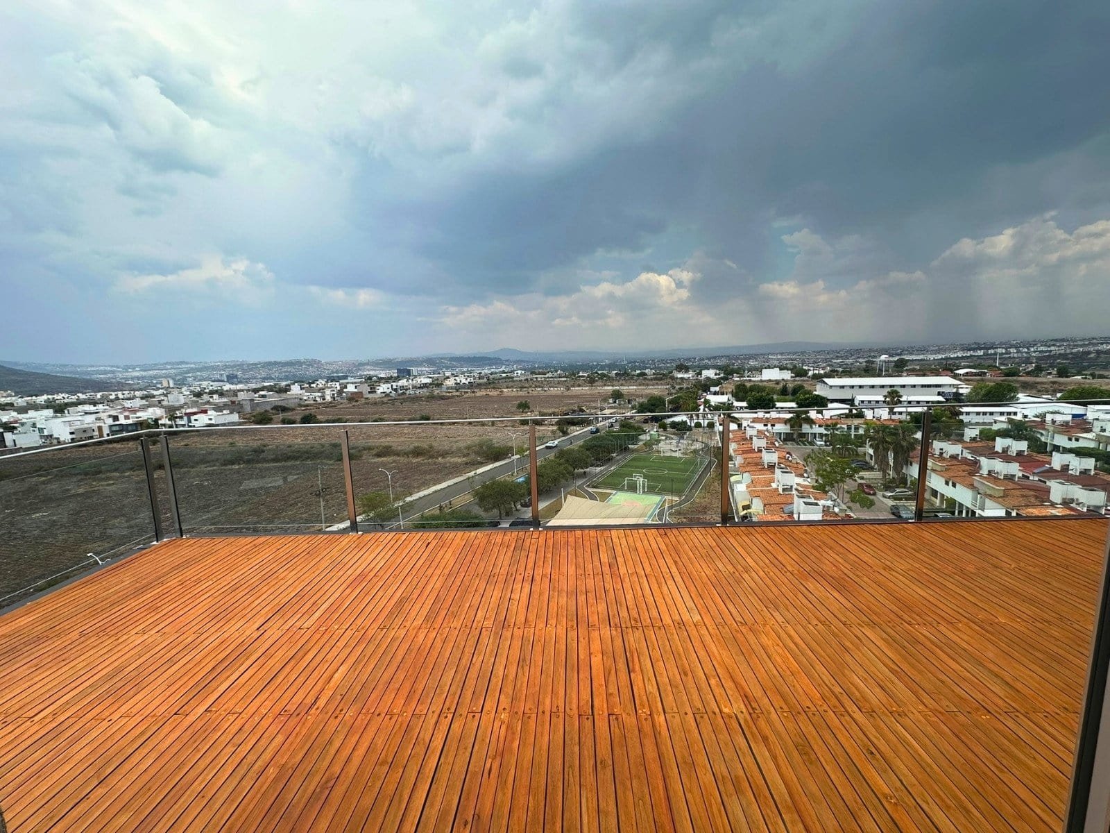 terraza amplia de departamento en Biosfera Towers Juriquilla, Querétaro.