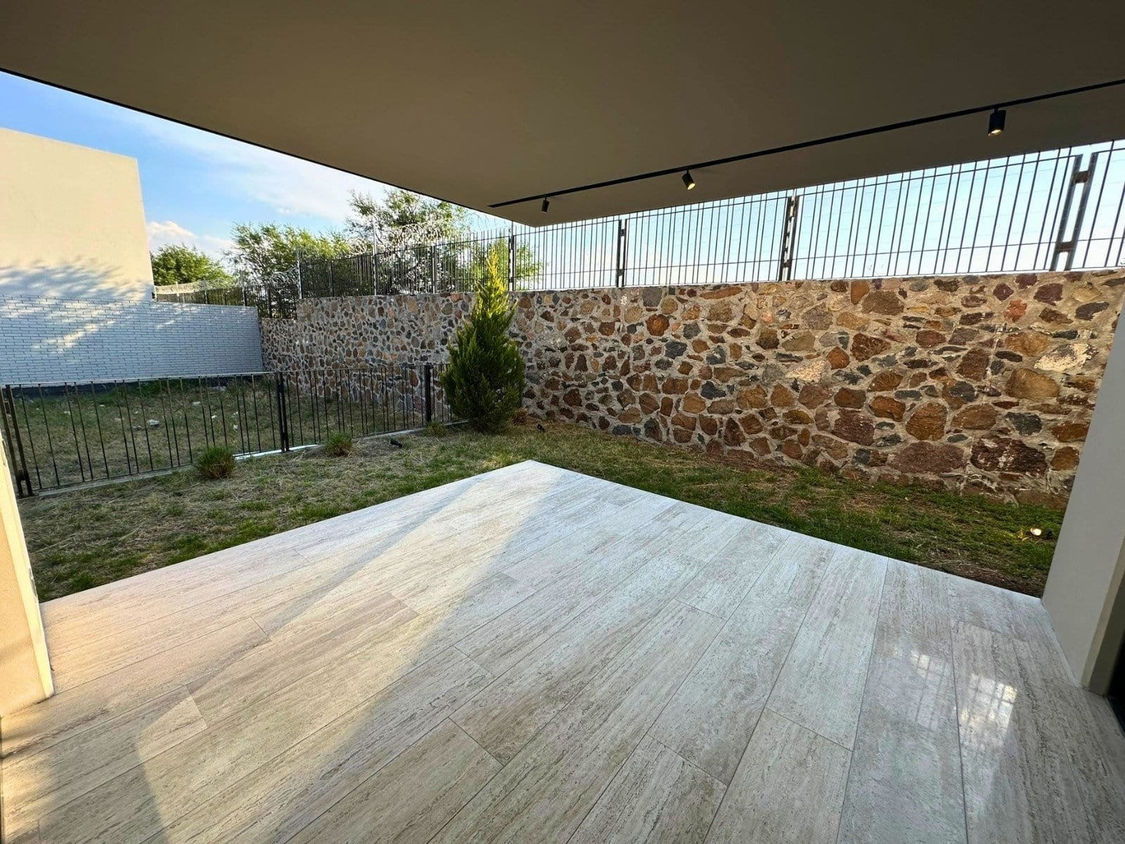 vista al jardín de casa en campanario norte, Querétaro.