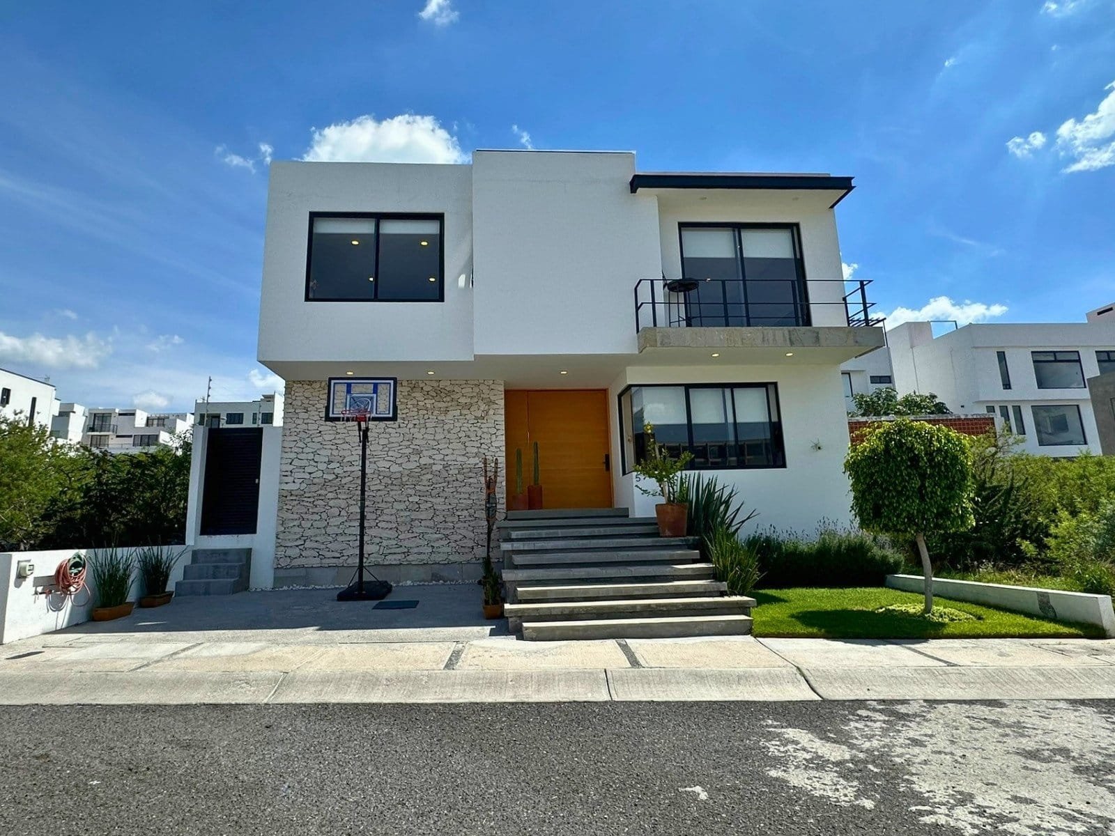 Hermosa casa en Zibatá con recámaras muy amplias | Frente a parque Jamadi
