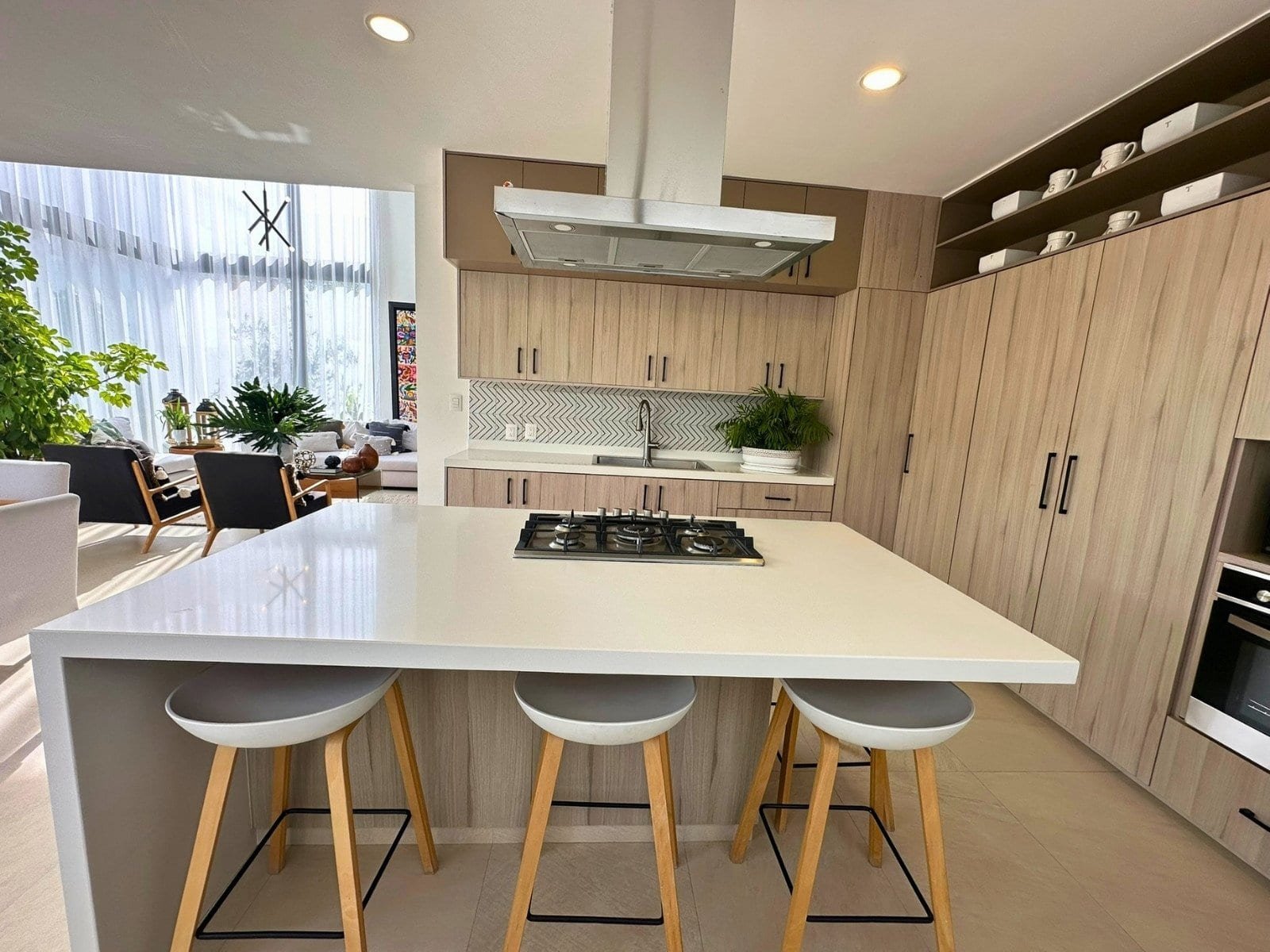 cocina integral con isla de casa en Zibatá con recámaras muy amplias.