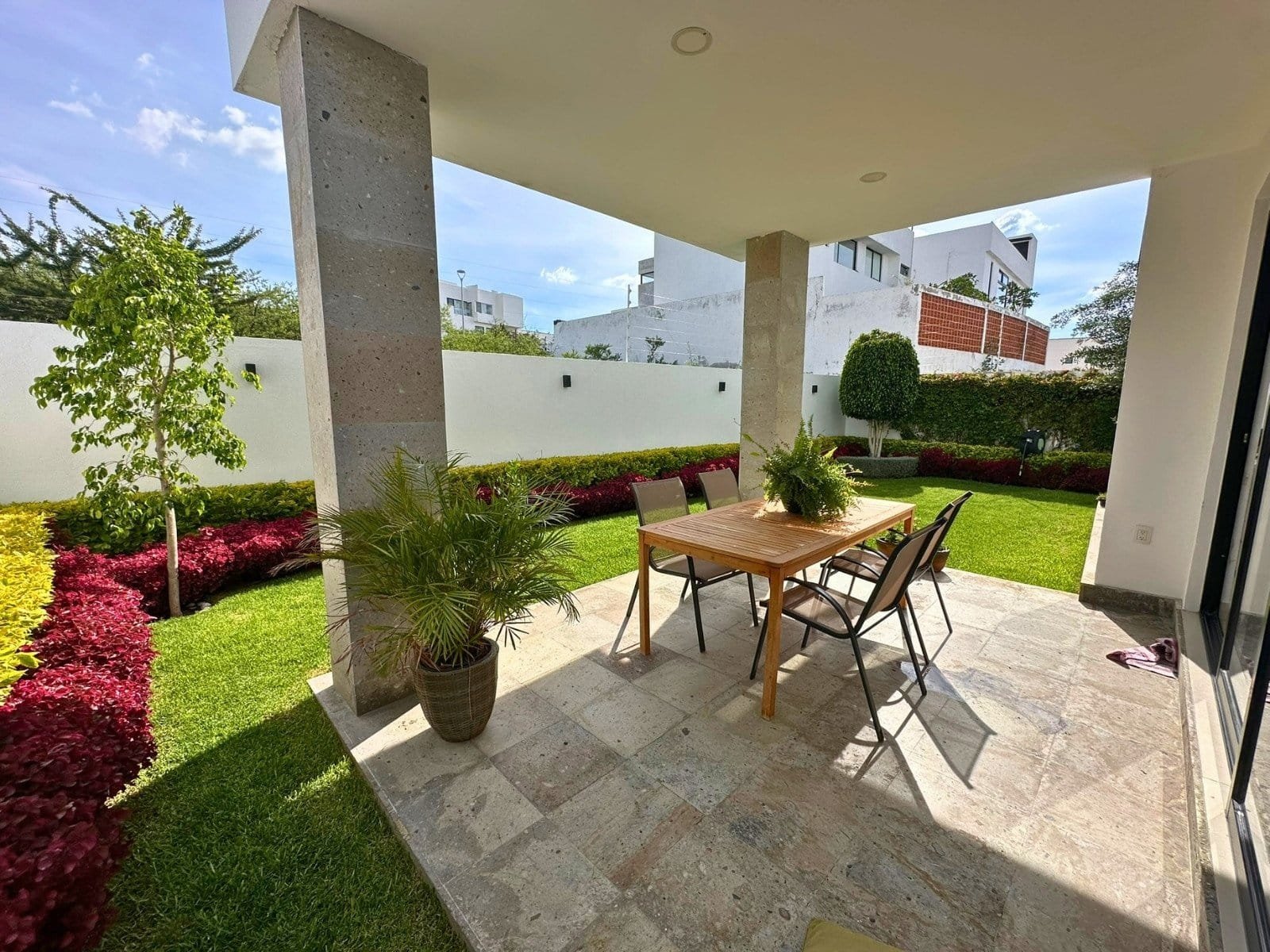 terraza de casa en Zibatá con recámaras muy amplias.