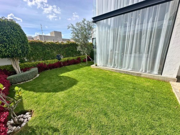 jardin de casa en Zibatá con recámaras muy amplias.