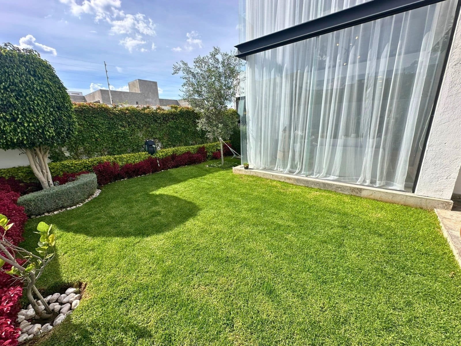 jardin de casa en Zibatá con recámaras muy amplias.