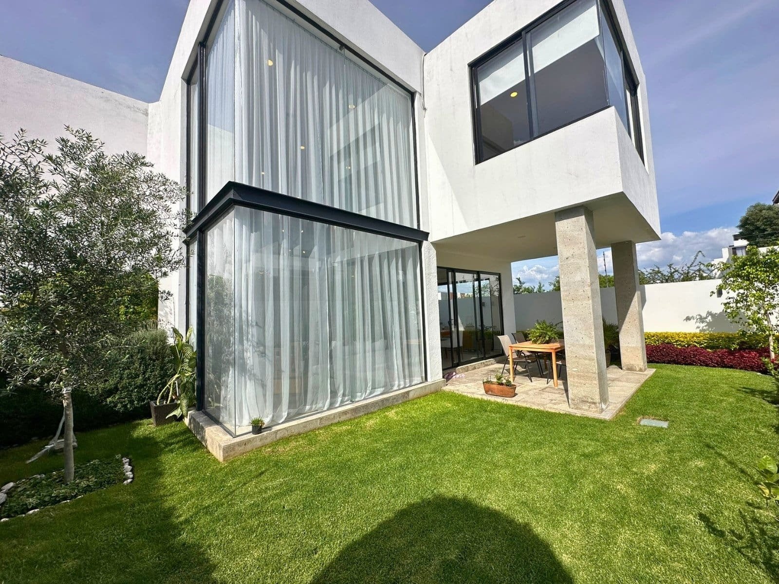 fachada posterior de casa en Zibatá con recámaras muy amplias.