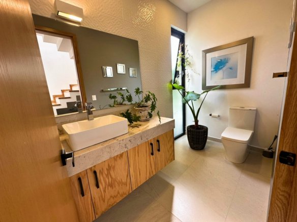 medio baño de visitas de casa en Zibatá con recámaras muy amplias.
