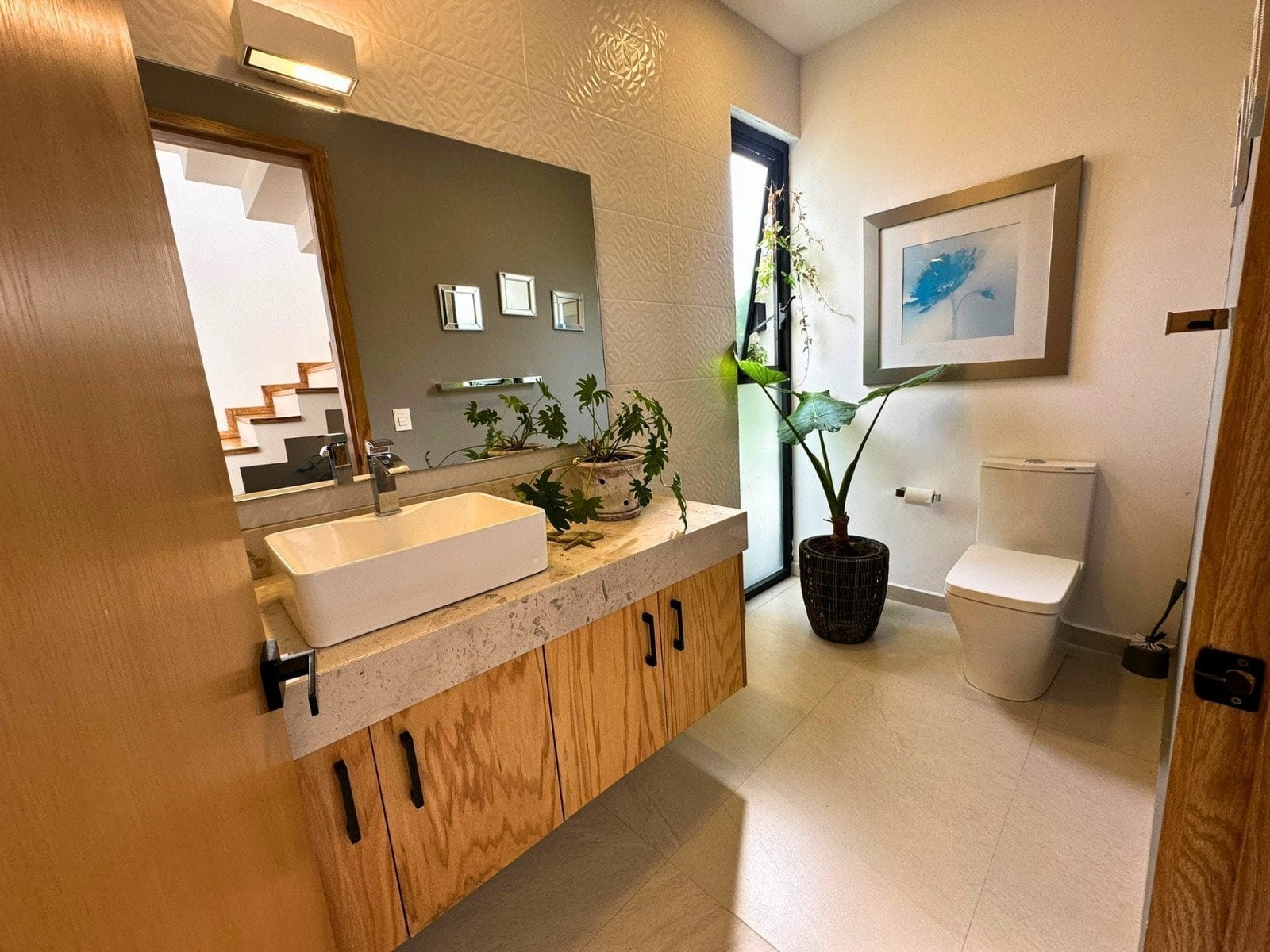 medio baño de visitas de casa en Zibatá con recámaras muy amplias.