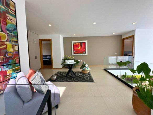 sala planta alta de casa en Zibatá con recámaras muy amplias.