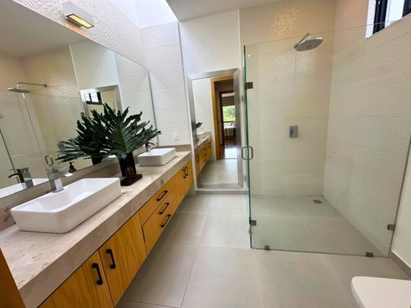 baño principal de casa en Zibatá con recámaras muy amplias.