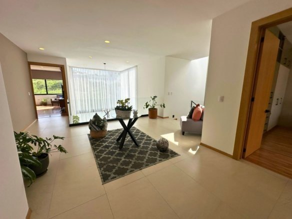 sala de TV de casa en Zibatá con recámaras muy amplias.
