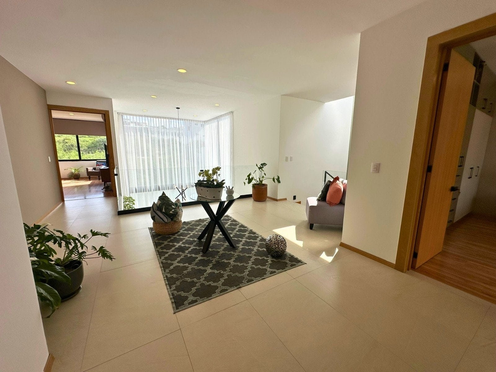 sala de TV de casa en Zibatá con recámaras muy amplias.
