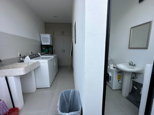 cuarto de lavado, baño servicio y bodega de casa en Zibatá con recámaras muy amplias.