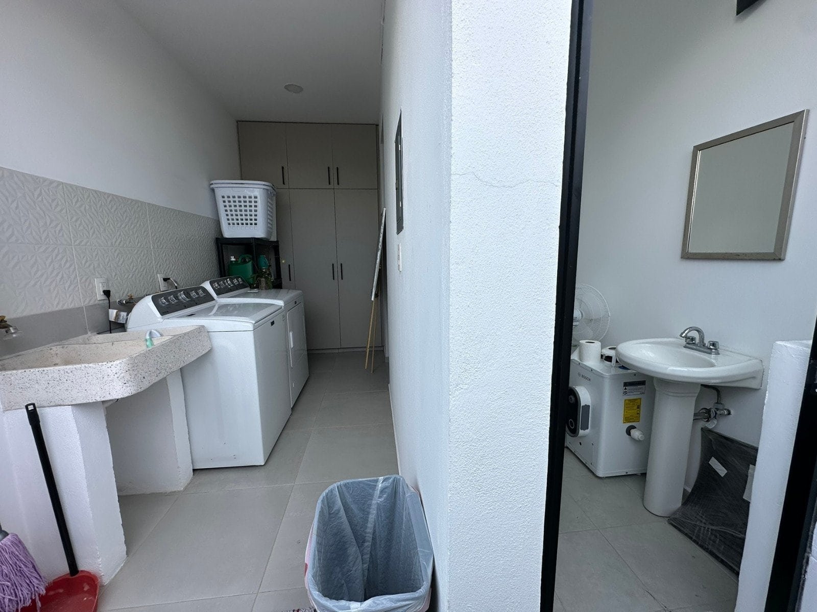 cuarto de lavado, baño servicio y bodega de casa en Zibatá con recámaras muy amplias.