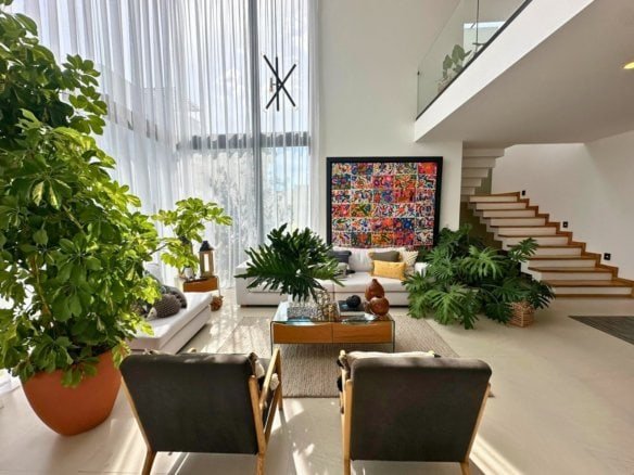sala a doble altura de casa en Zibatá con recámaras muy amplias.