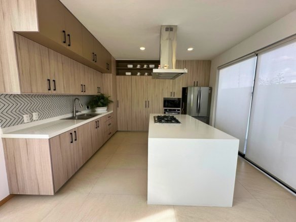 cocina de casa en Zibatá con recámaras muy amplias.