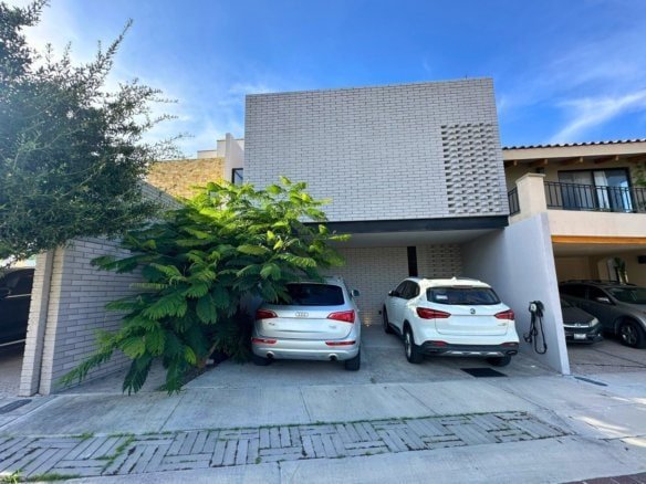 fachada de casa en residencial mayorazgo.