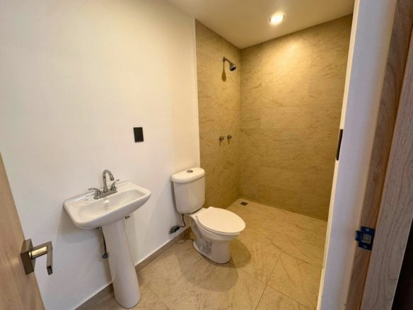 baño de servicio de casas en Zibata con jardín amplio de 90m2!