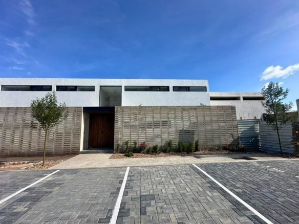 fachada de casas en Zibata con jardín amplio de 90m2!