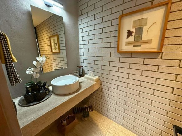medio baño de casa en residencial mayorazgo.