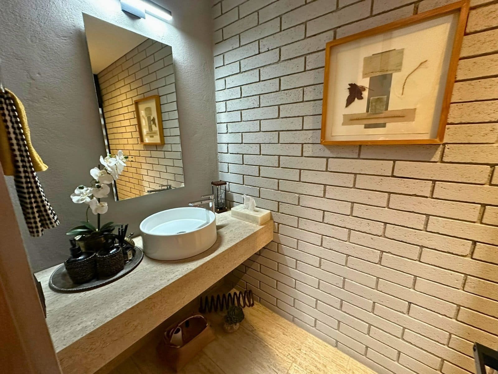 medio baño de casa en residencial mayorazgo.
