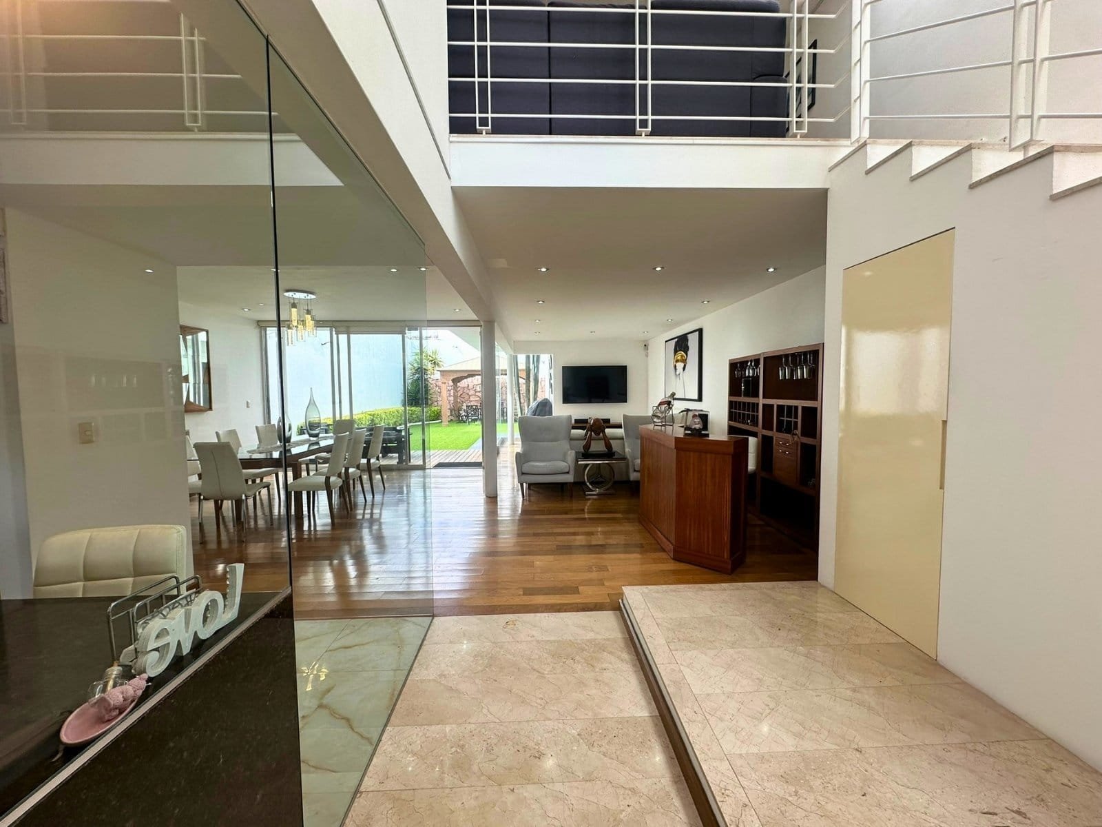 entrada de casa con recámaras amplias en Cumbres del Lago Juriquilla, Querétaro.