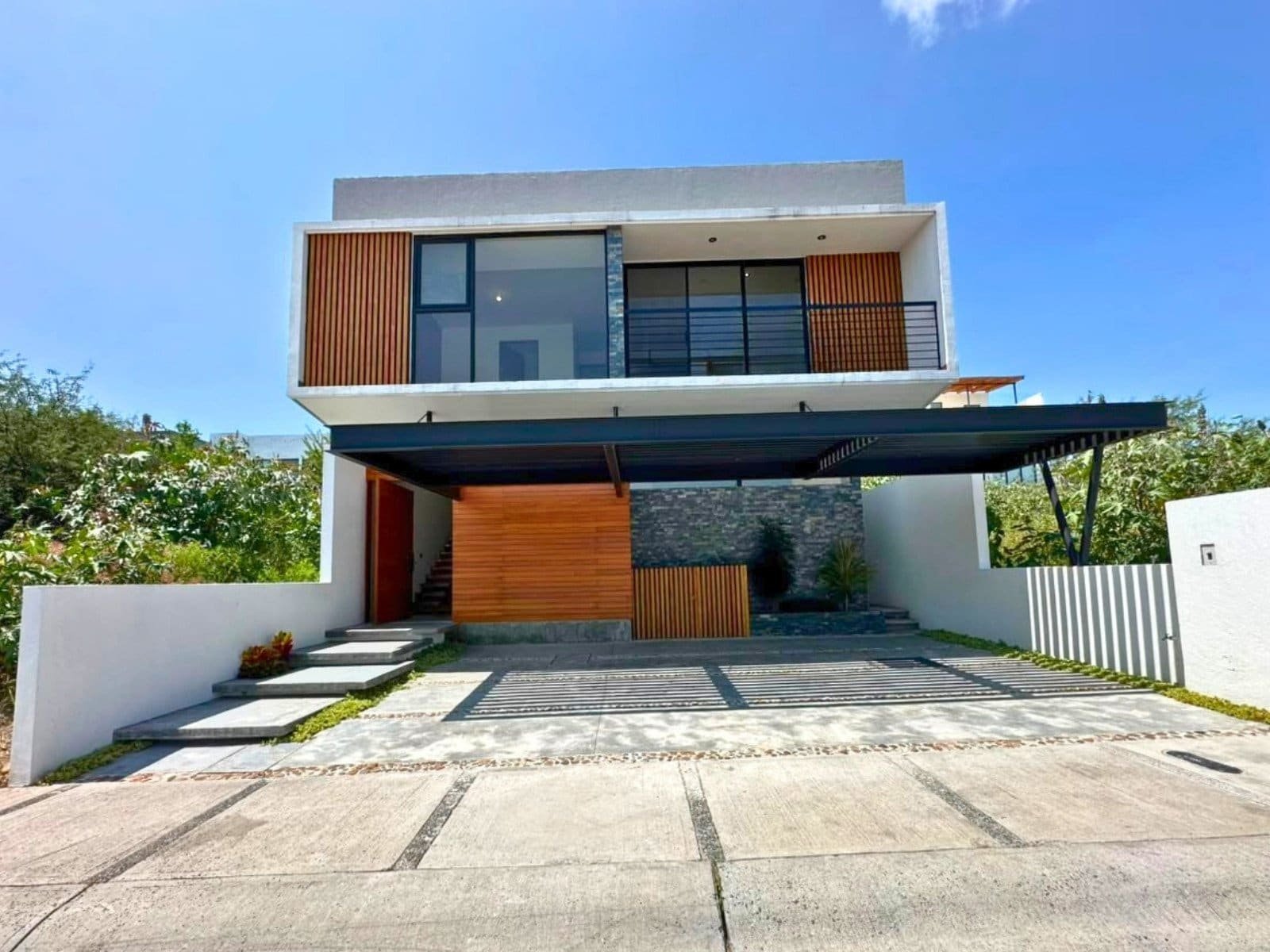 fachada de casa en zibata con sala a doble altura.