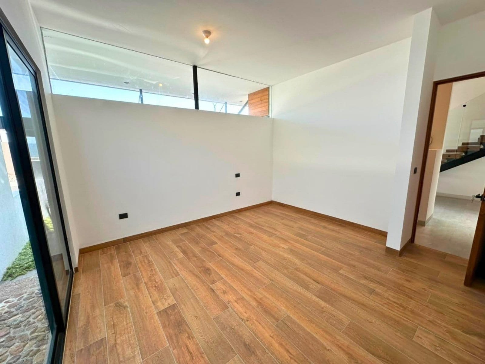 recamara en planta baja de casa en Zibata con sala a doble altura.