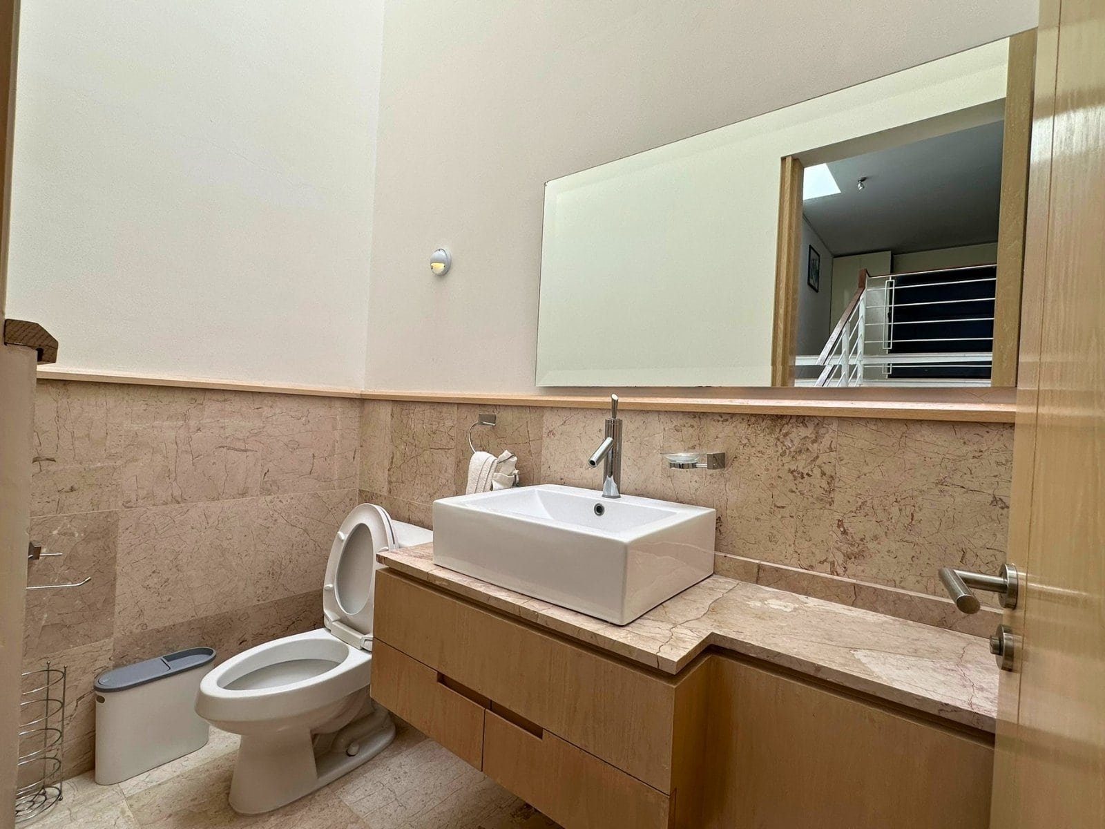 medio baño de visitas de casa con recámaras amplias en Cumbres del Lago Juriquilla, Querétaro.
