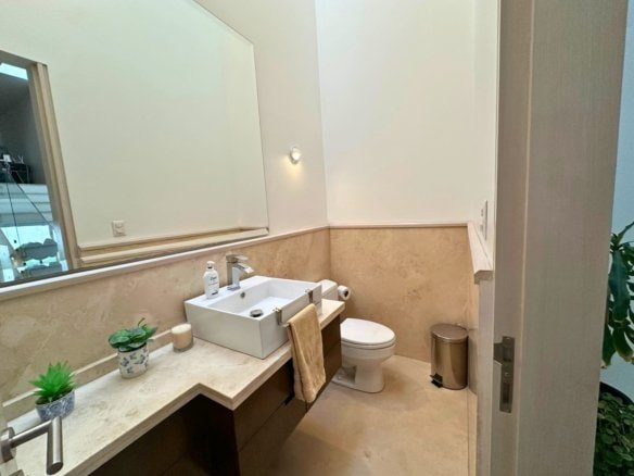 medio baño de visitas de casa de oportunidad en Cumbres del Lago, Juriquilla.