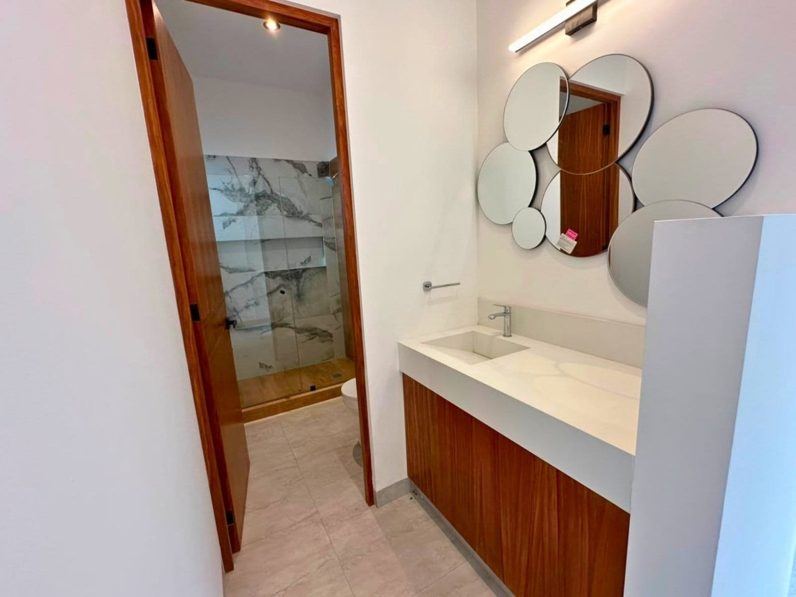 baño de casa en Zibata con sala a doble altura.