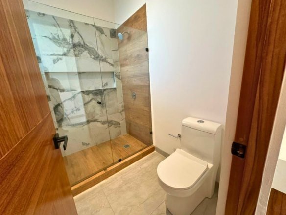 baño completo de casa en Zibata con sala a doble altura.
