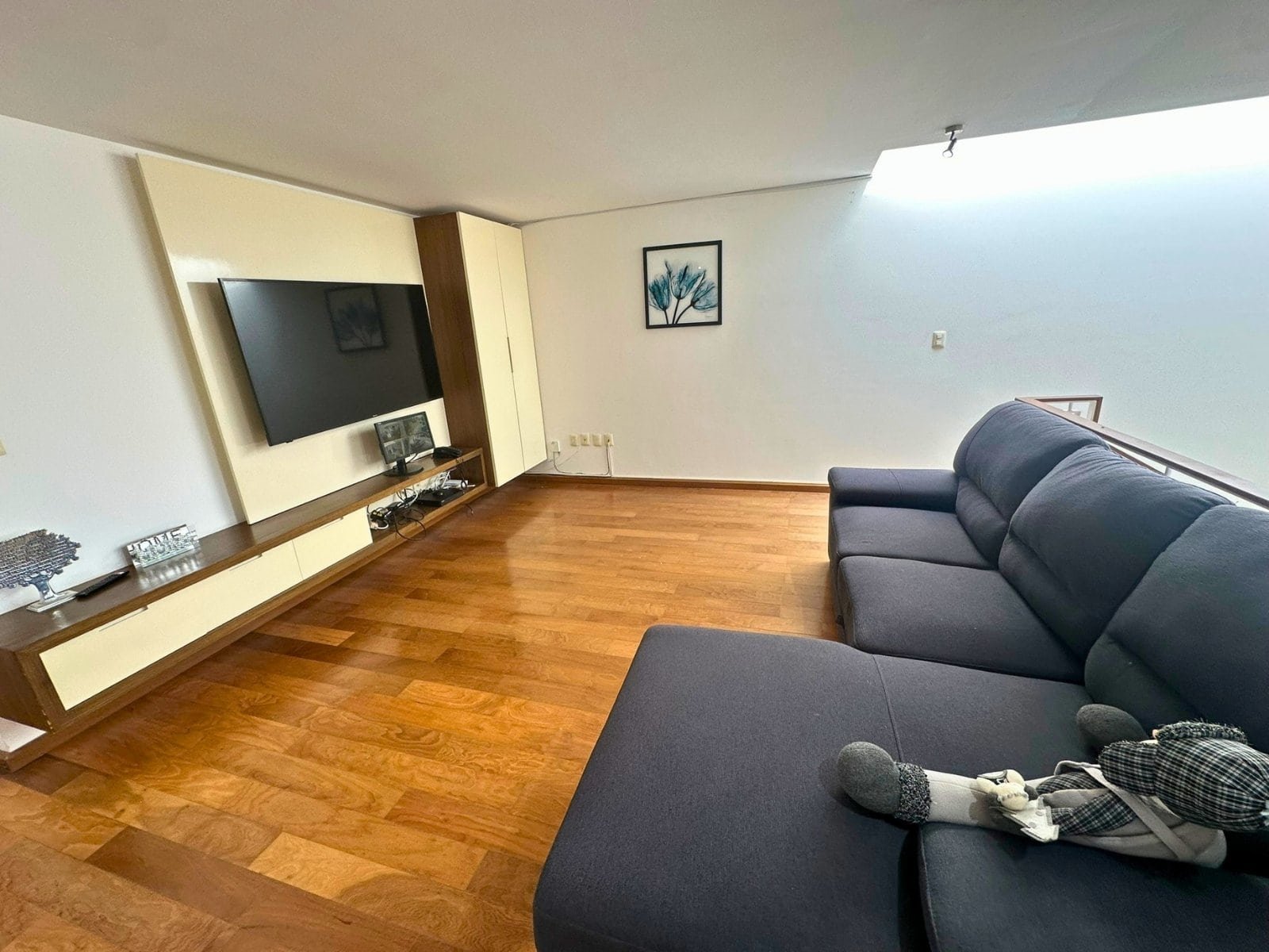sala de tv 2 de casa con recámaras amplias en Cumbres del Lago Juriquilla, Querétaro.
