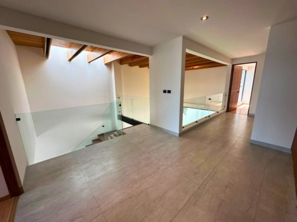 planta alta de casa en Zibata con sala a doble altura.