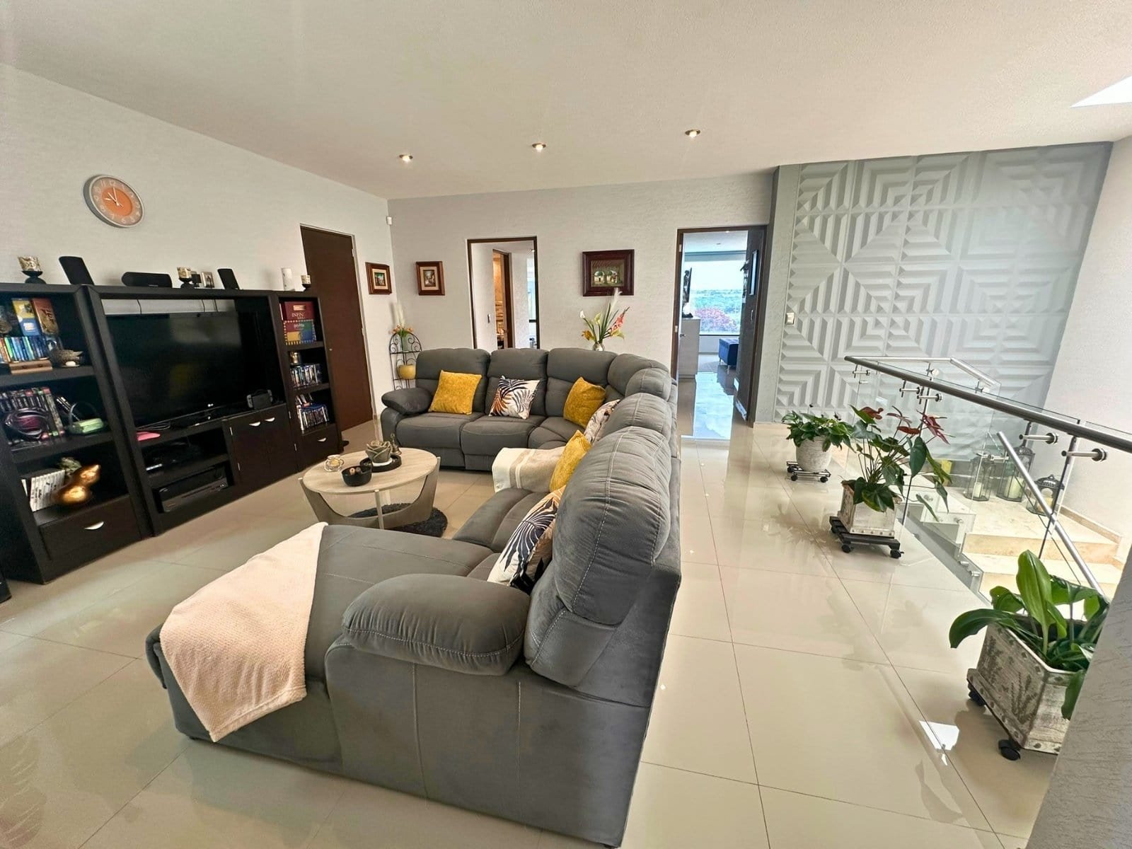 sala de tv de casa en Cumbres del Lago, Querétaro.