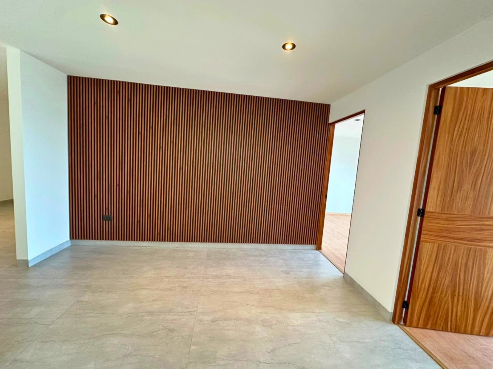 lambrin de casa en Zibata con sala a doble altura.
