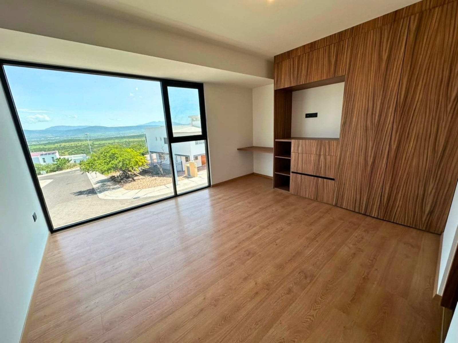 recamara 2 de casa en Zibata con sala a doble altura.