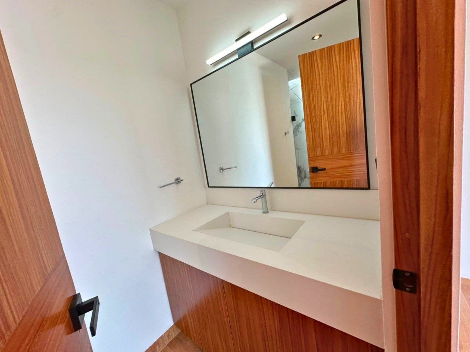 baño 2 de casa en Zibata con sala a doble altura.