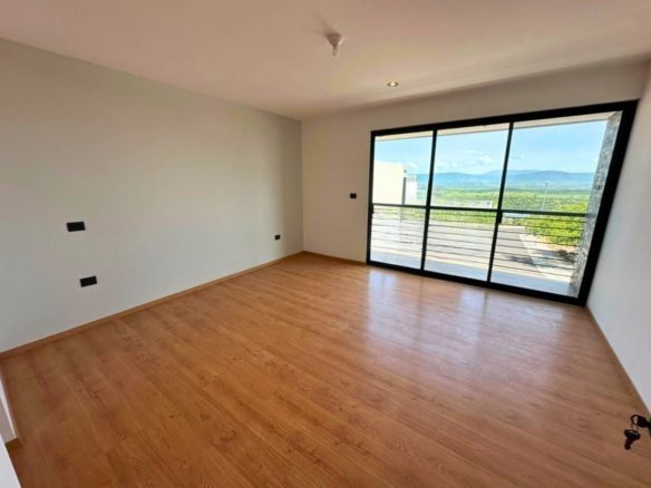 recamara principal de casa en Zibata con sala a doble altura.