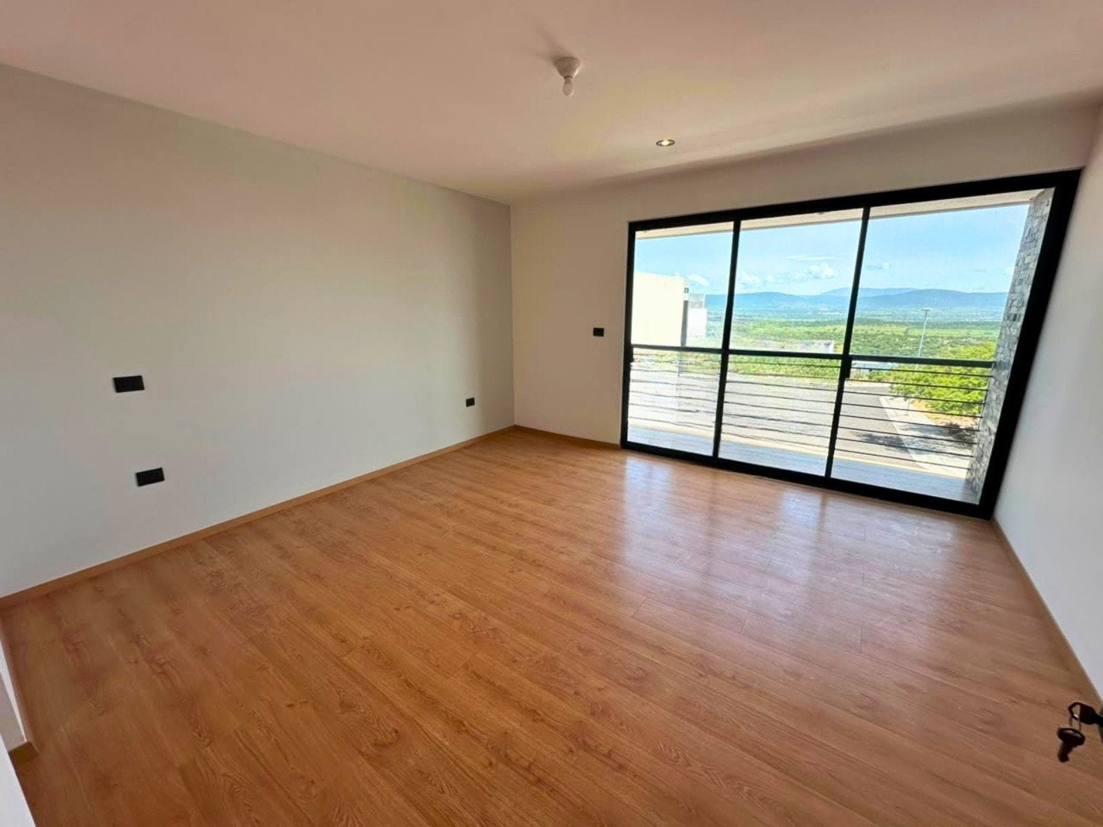 recamara principal de casa en Zibata con sala a doble altura.