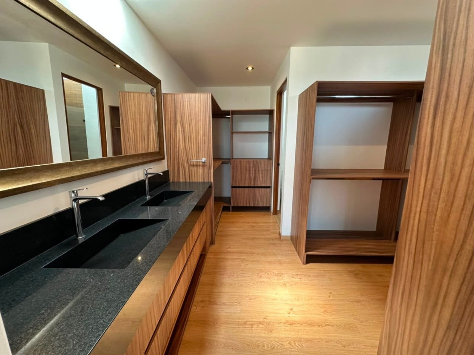 vestidor de casa en Zibata con sala a doble altura.