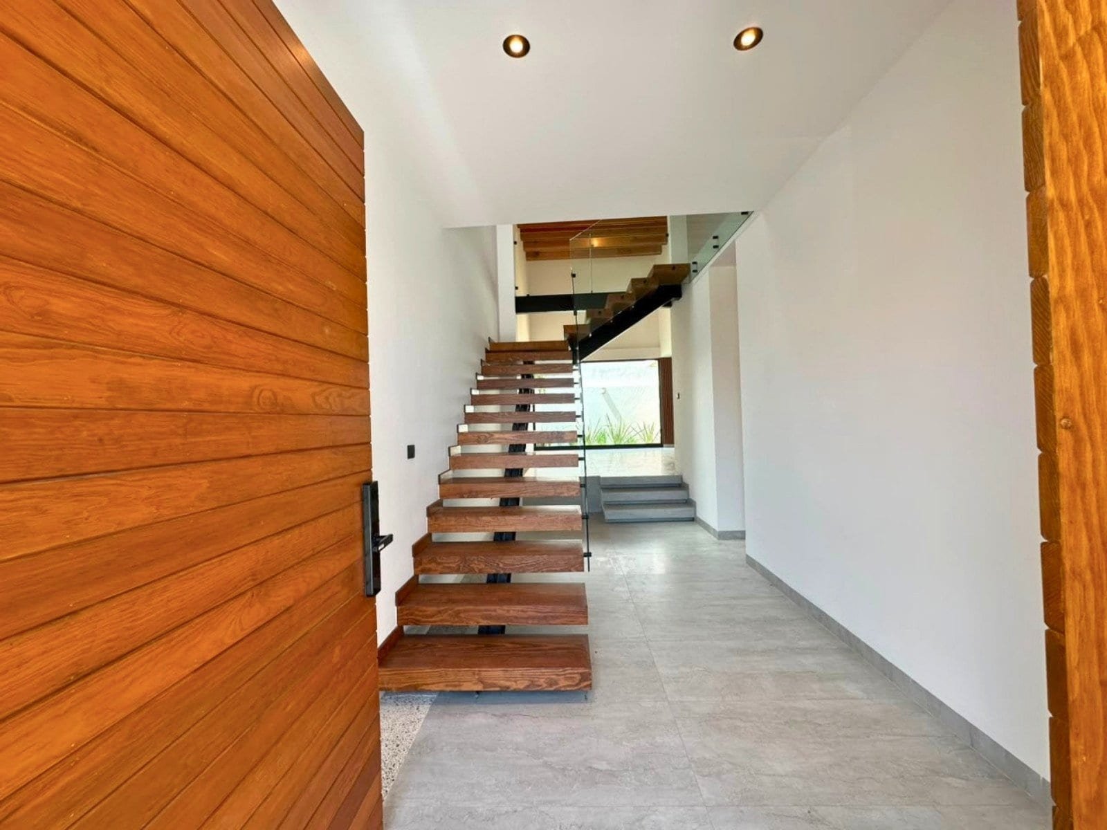 entrada de casa en Zibata con sala a doble altura.