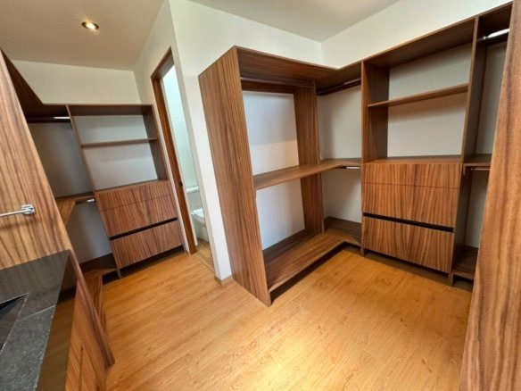vestidor 2 de casa en Zibata con sala a doble altura.