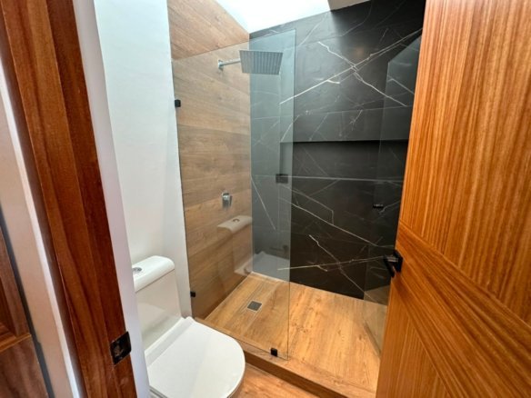 baño principal de casa en Zibata con sala a doble altura.