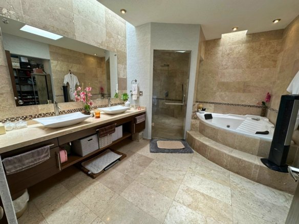 baño principal de casa en Cumbres del Lago, Querétaro.