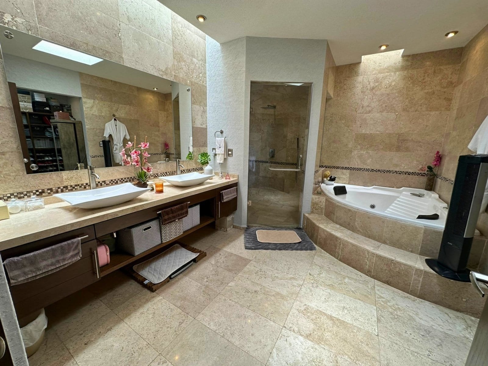 baño principal de casa en Cumbres del Lago, Querétaro.