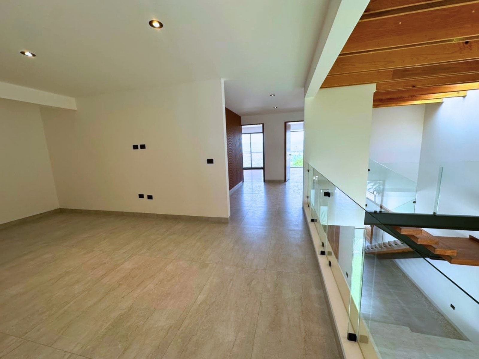 sala de tv de casa en zibata con sala a doble altura
