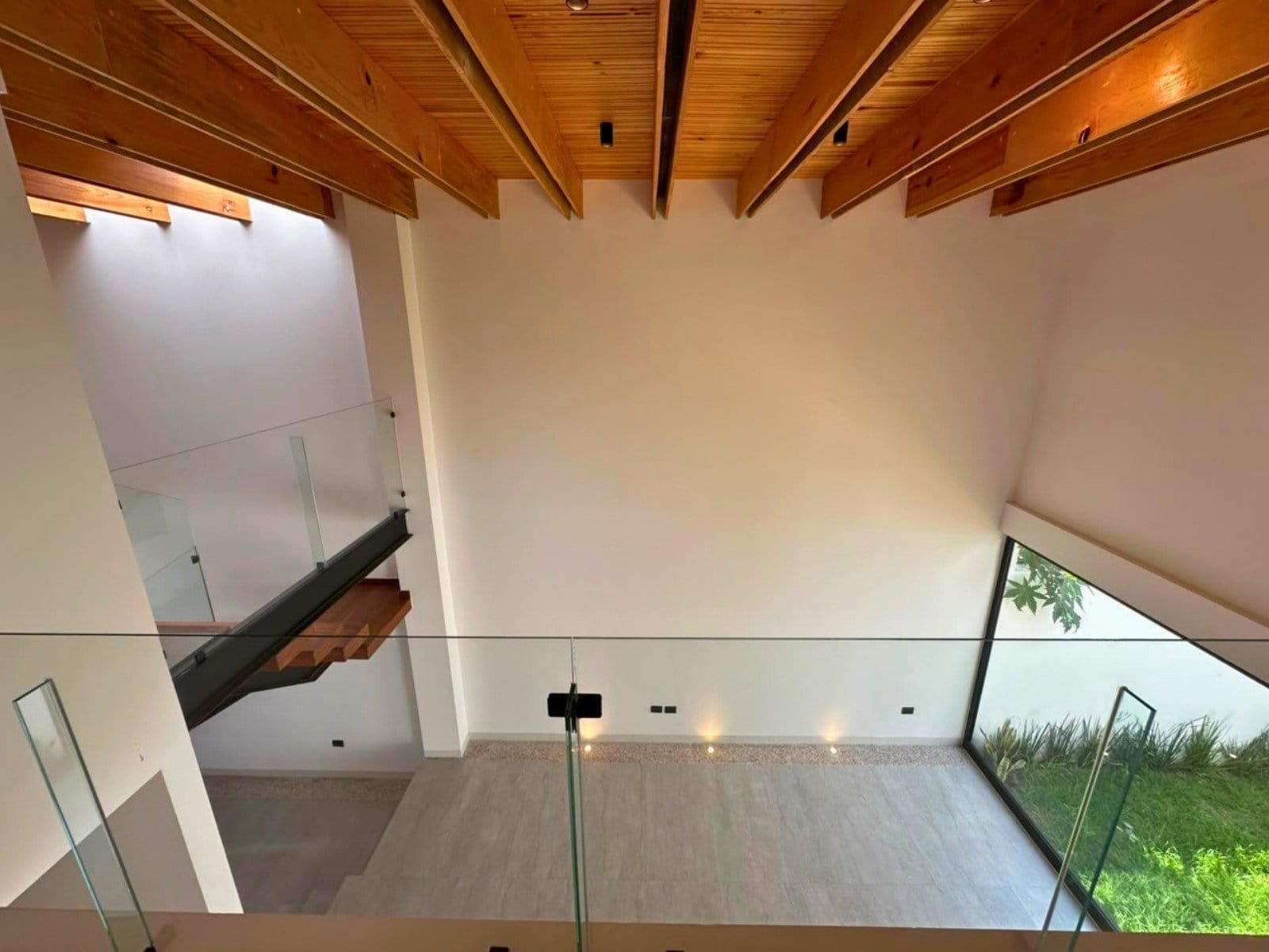 Vista planta alta de casa en Zibata con sala a doble altura.
