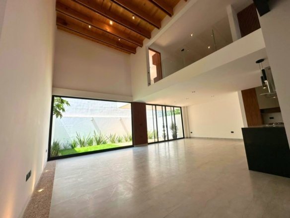 sala de casa en Zibata con sala a doble altura.