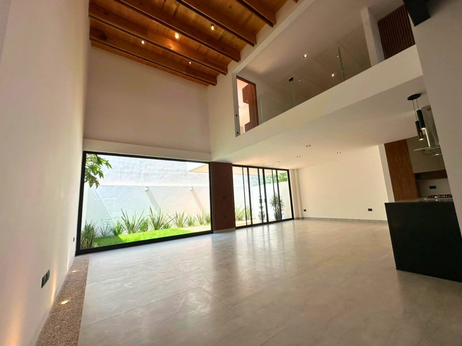 sala de casa en Zibata con sala a doble altura.